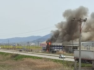Manisa’da Sebze-meyve İşletmesinde Çıkan Yangın Korkuttu