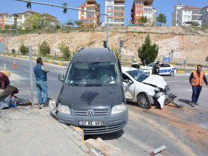 Kavşakta Kırmızı Işık İhlali: 4 Yaralı