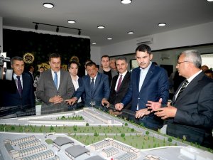 Bakan Kurum, Dünya Kayısı Ticaret Merkezinde İncelemelerde Bulundu