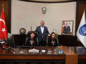 Başkan Aşgın Koltuğunu Çocuklara Devretti