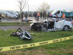 Karşı Şeride Geçen Otomobil Dehşet Saçtı: 2 Ölü, 1 Ağır Yaralı