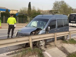 Bariyere Çarpan Hafif Ticari Aracın Sürücüsü Yaralandı