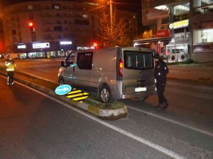 Alkollü Sürücü Refüje Çarptı, Yardıma Koşan Esnaf Çay İçmeye Gitti