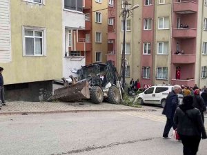 Ümraniye’de İş Makinesi Yokuş Aşağı Kaydı, Ortalık Savaş Alanına Döndü