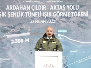 Bakan Karaismailoğlu, Aşık Şenlik Tüneli’ne Son Darbeyi Vurdu, Işık Göründü