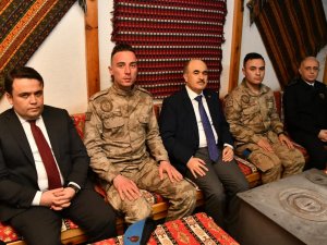 Vali Dağlı, Mehmetçikle İftar Yaptı, Asker Ailesiyle Görüntülü Görüştü