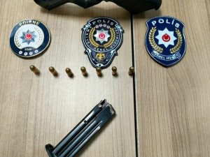 Aranması Olan Şahsın Üzerinden Ruhsatsız Tabanca Çıktı