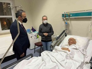 Bakan Kasapoğlu, Foto Muhabiri Vedat Yangın’ı Ziyaret Etti