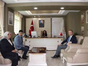 Hizan Kaymakamı Muhammed İ̇kbal Yelek, Koltuğunu Elif Ercik’e Bıraktı