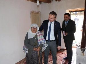Hizan Kaymakamı Muhammed İ̇kbal Yelek, 91 Yaşındaki Nari Teyzeyi Ziyaret Etti