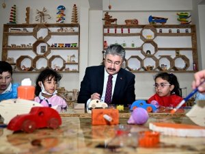 Çocuklarla Oyuncak Boyayan Vali Yılmaz, Renkli Görüntüler Oluşturdu