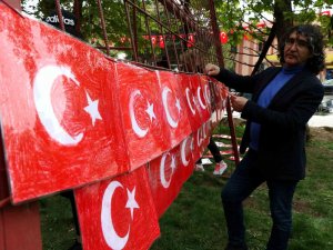 Bin Çocuğun Çizdiği Bayraklar Piramidal Konstrüksiyon Üzerine Yerleştirildi