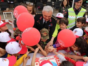 Elazığ’da Jandarma Ekipleri, Çocukları Misafir Etti
