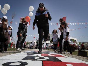 Adana Polisi Bayramda Çocuklarla “Seksek” Oynadı