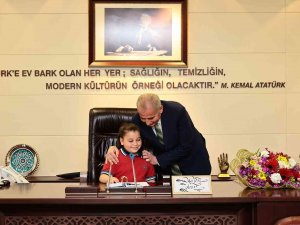 Başkan Zolan, Koltuğunu Ortaokul Öğrencisi Elif’e Devretti