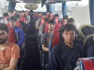 Yolcu Otobüsünde Seyahat Eden 25 Kaçak Göçmen Yakalandı