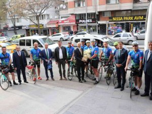 Türk Eğitim-sen’li Eğitimciler, “Kurtuluştan Kuruluşa Atamızın İ̇zinde” Temasıyla Ankara’ya Pedal Çevirdi