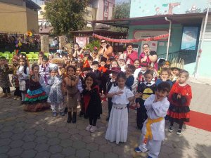 Dünya Çocuklarının Kostümleri Defileyle Sergilendi