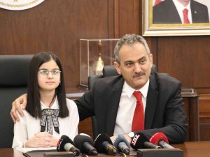 Milli Eğitim Bakanı Özer, Koltuğunu 5’inci Sınıf Öğrencisi Çeken’e Devretti