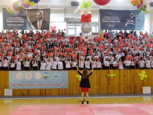 23 Nisan’da 200 Öğrenciden Oluşan Koro Alkış Topladı