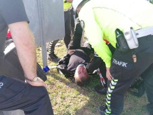 ’Dur’ İhtarına Uymayan Sürücüyü Kovalayan Trafik Polisi Ölümden Döndü