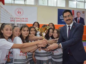 Selendi’de Voleybol Turnuvasının Şampiyonları Belli Oldu