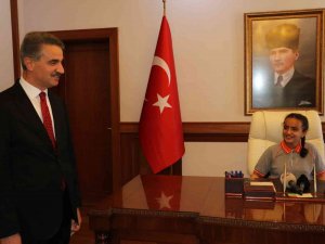 Vali Baruş, Koltuğunu 4’inci Sınıf Öğrencisi Sude’ye Devretti