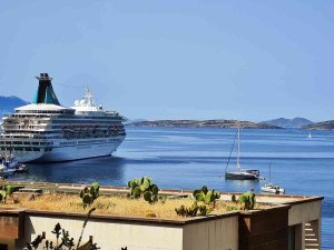 Denizden Gelen Turist Bodrum’lu Esnafın Yüzünü Güldürdü
