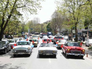 23 Nisan Coşkusu Klasik Otomobillerle Kadıköy Sokaklarına Taştı