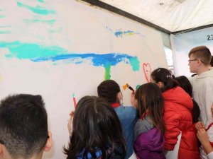 5 Ülkeden Gelen Çocuklar Barışın Resmini Çizdi