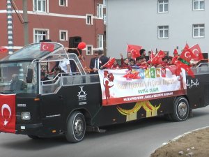Üstü Açık Otobüse Binen Çocuklar 2 Yıl Sonra 23 Nisan Coşkusu Yaşadı