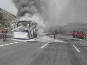 Şehirlerarası Yolcu Otobüsünde Çıkan Yangın Paniğe Sebep Oldu