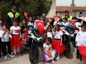 Jandarma Ekipleri İlkokul Öğrencilerinin Bayramını Kutladı