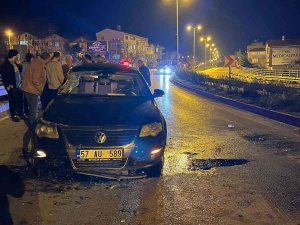 Otomobil Aydınlatma Direğine Çarptı: 2 Yaralı