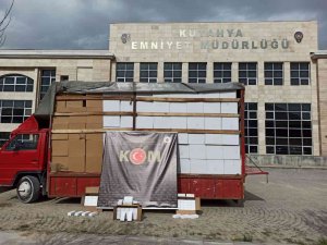 Kütahya’da Bir Kamyonda 4 Milyon 300 Bin Bandrolsüz Boş Makaron Ele Geçirildi
