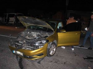 Otomobil İle Hafif Ticari Araç Çarpıştı: 8 Yaralı