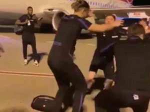 Havalimanında Kolbastı Oynayan Trabzonsporlu Futbolcular Renkli Görüntüler Oluşturdu