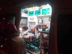 Kartal’da Direksiyon Hakimiyeni Kaybeden Sürücü Park Halindeki 4 Araça Çarptı: 2 Yaralı