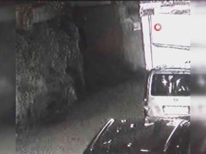 Kafasına Atılan Cisim Sonucu İkinci Katın Merdivenlerinden Düşen Polis Memuru Şehit Oldu...düşme Anı Kameralara Yansıdı