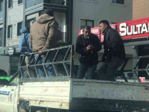 Maltepe’de Kamyonet Kasasında Sohbet Eşliğinde Tehlikeli Yolculuk Kamerada