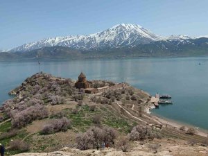 Akdamar Adası’nda İlkbahar Güzelliği