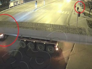 Samsun’da Cipin Hareket Halindeki Tırın Altından Geçme Anı Kamerada