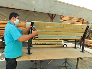 Mersin Büyükşehir Belediyesi, Marangoz Atölyesinde Binlerce Liralık Tasarruf Sağlıyor