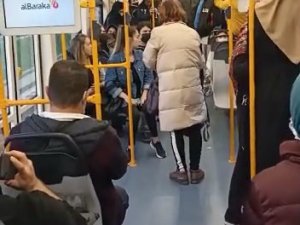 Bursa’da Metroda Maske Takmayan Gençleri Uyaran Yaşlı Kadına Hakaret
