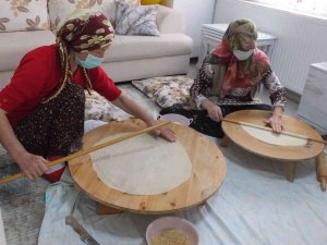Balıkesir’de Kadınlar Bayram Baklavası İçin İmece Yaptı