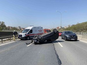 Pendik’de Refüje Çarpan Otomobil Takla Attı: 1 Yaralı