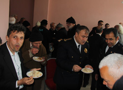 Rize'de Vatandaşa Polis Yemeği