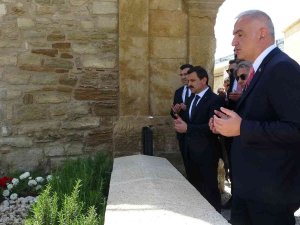 Bakan Ersoy Restorasyonu Süren Seddülbahir Kalesi’nde İncelemelerde Bulundu