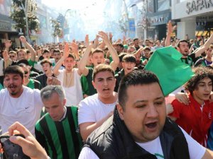 11 Yıllık Özlem Sone Erdi, Taraftar Sokağa Döküldü