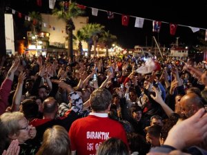 Ayvalık’ta Şampiyonluk Sevinci Meydanlara Sığmadı